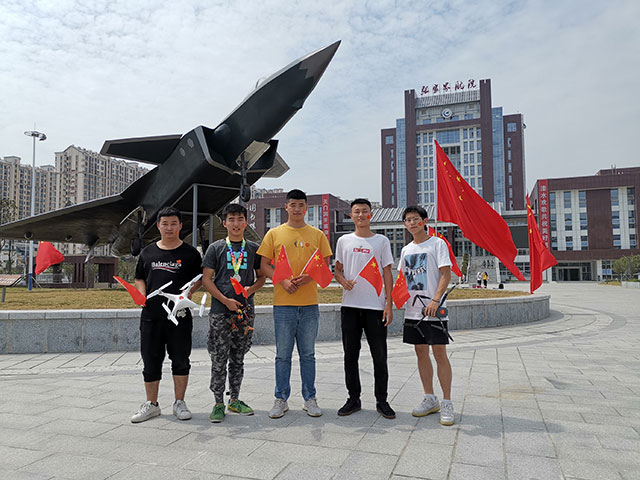 师生携手为国夺金 让青春因奋斗而闪光——记张家界航院余洪伟