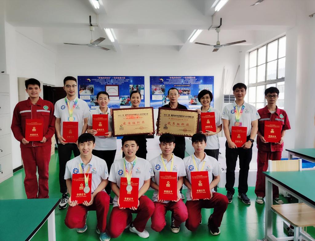 广西电力职业技术学院院代表队在“2019一带一路第二届移动机器人技能大赛”中荣获多个奖项